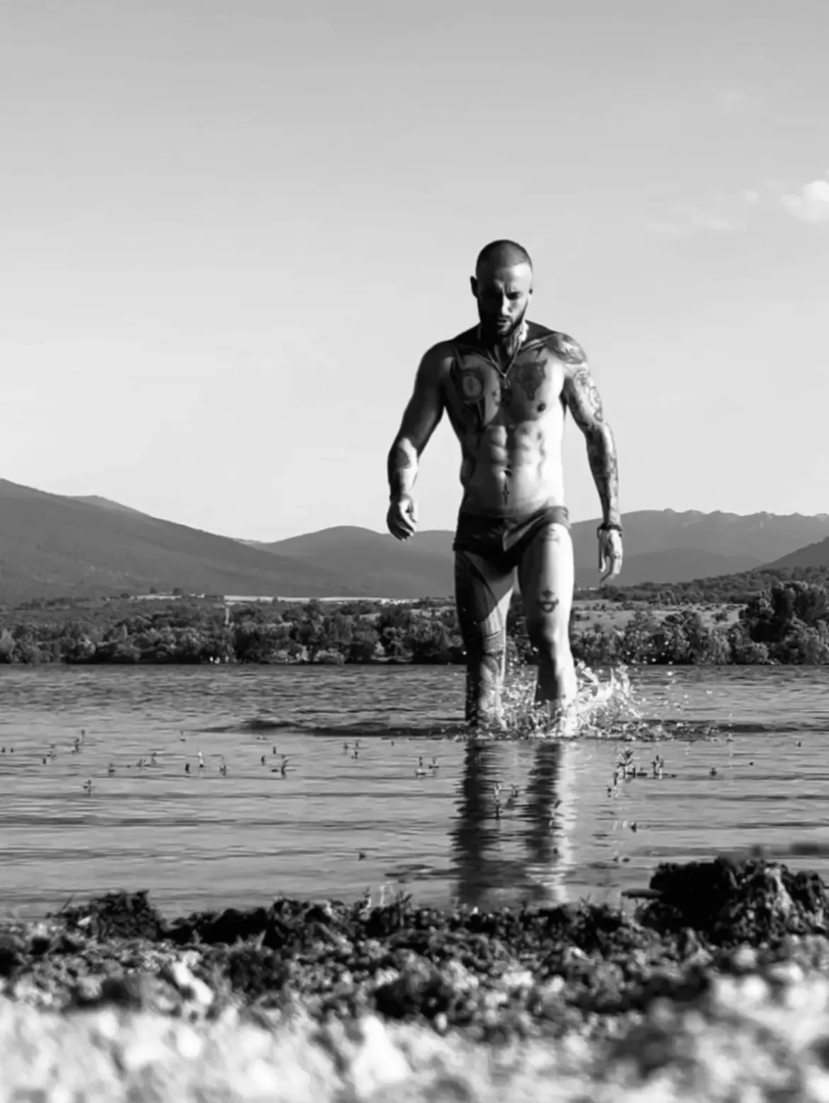 Felipe Payá avanzando a través del agua