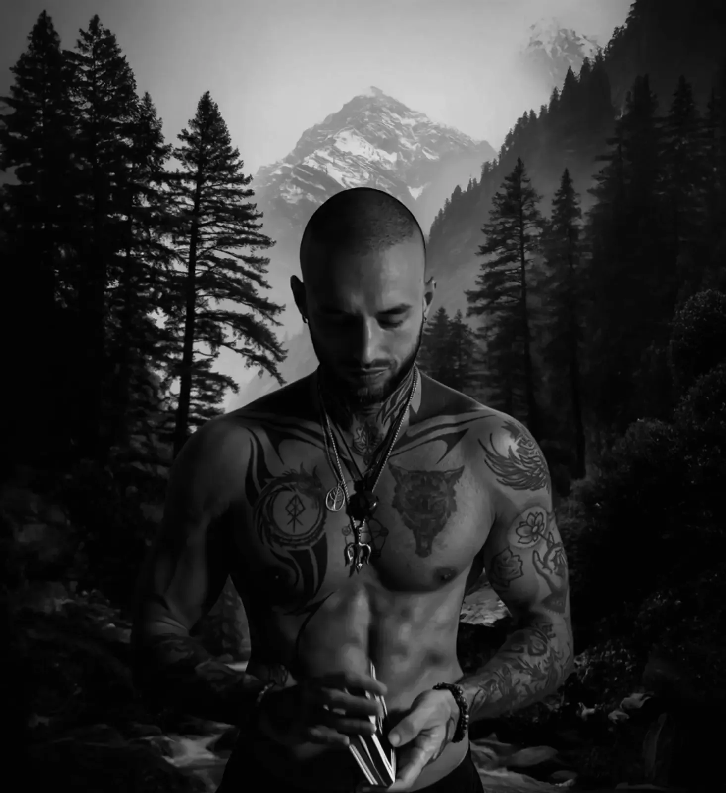 Felipe Payá sosteniendo las cartas en la naturaleza