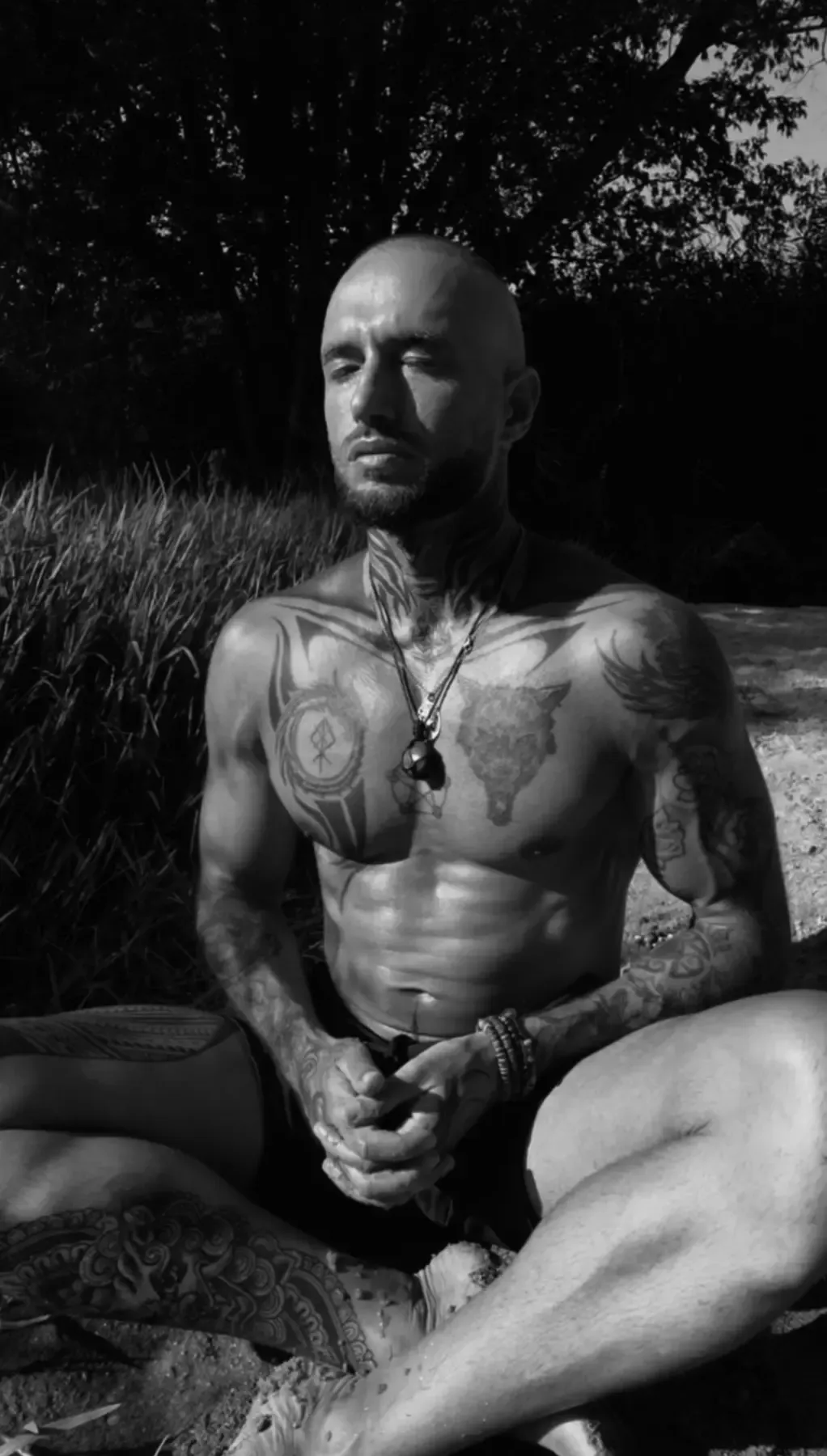 Felipe Payá meditando en la naturaleza