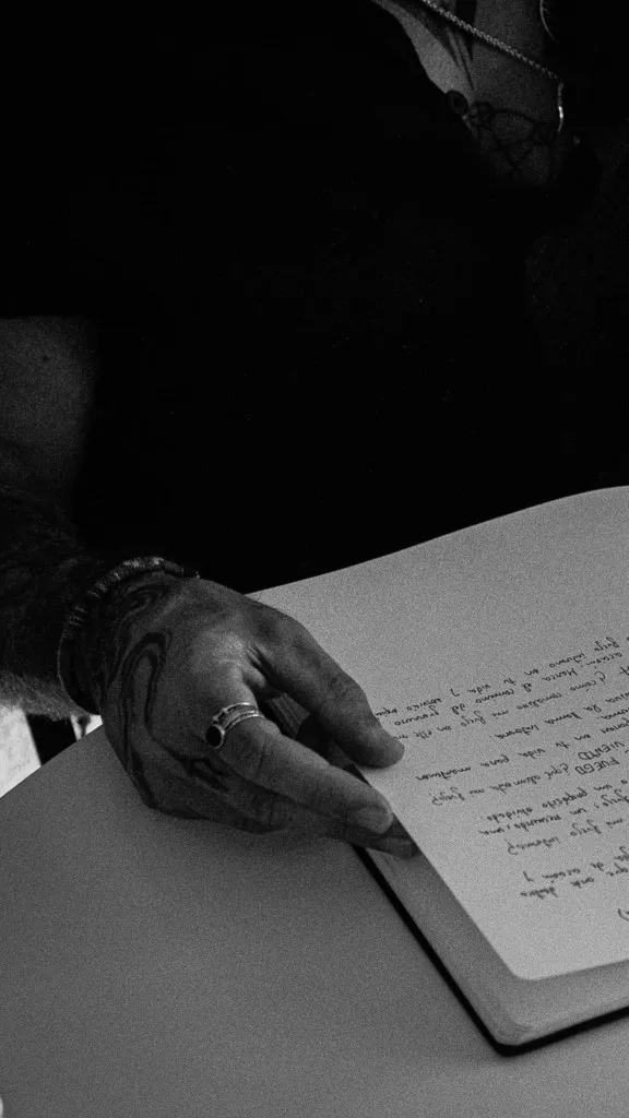 El Códice — cuaderno y principios escritos a mano